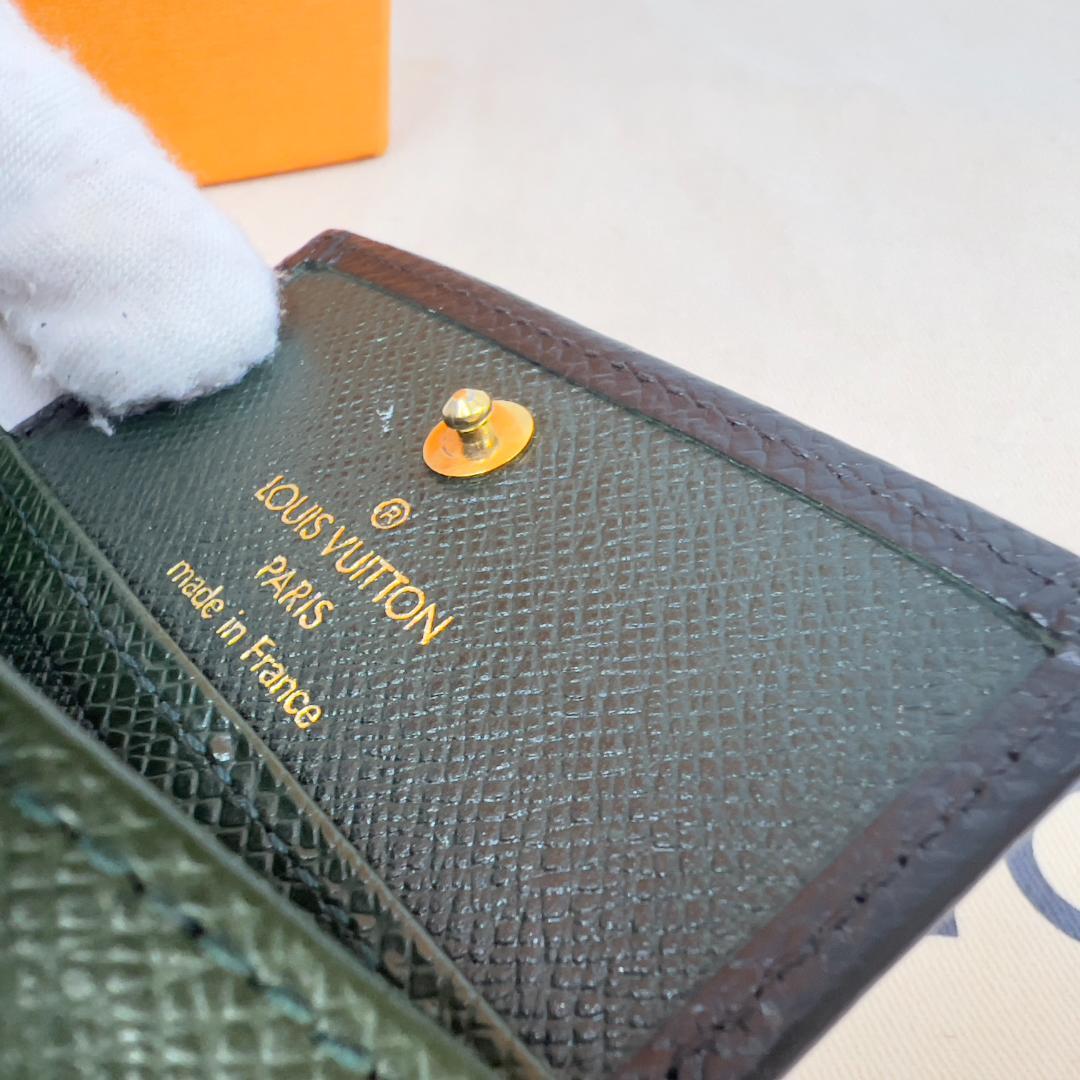 美品　ルイヴィトンの上質レザー使用 4069 シンプル高級感あふれるケース