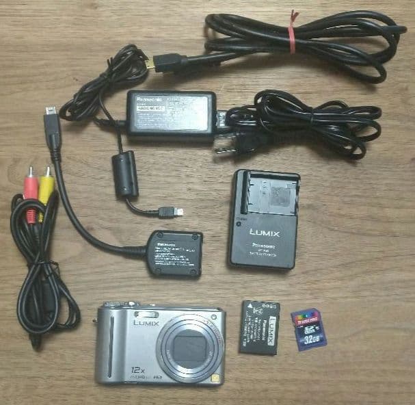 LUMIX DMC-TZ7 シルバー 別売りACアダプターと変換アダプター付き