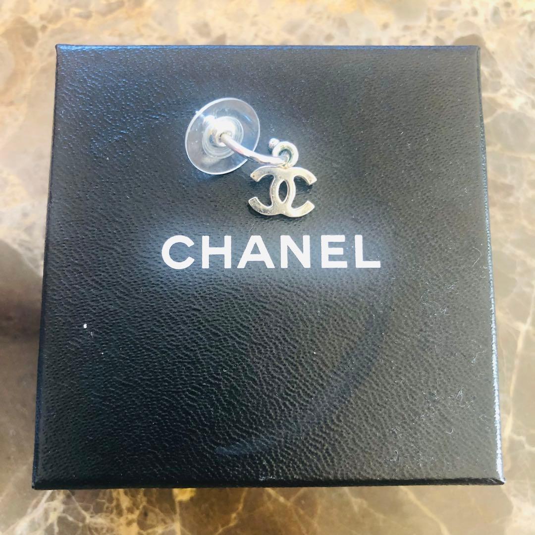 CHANEL 片耳用ピアス シルバー調 ロゴ