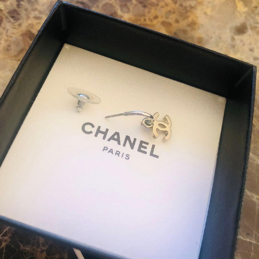 CHANEL 片耳用ピアス シルバー調 ロゴ