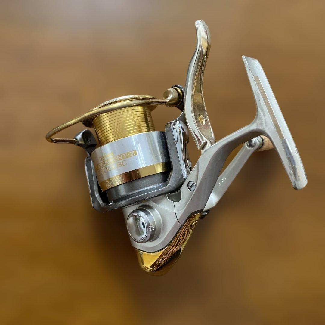 Daiwa Tournament-Ｚ 2500 LBC リール、収納ケース