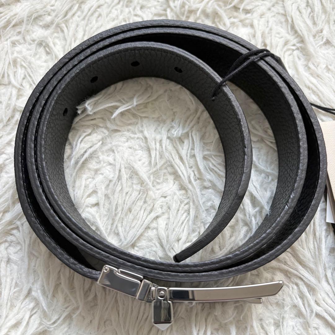 未使用タグ付き　バーバリー エンボス加工　本革レザーベルト　箱付き　ブラック