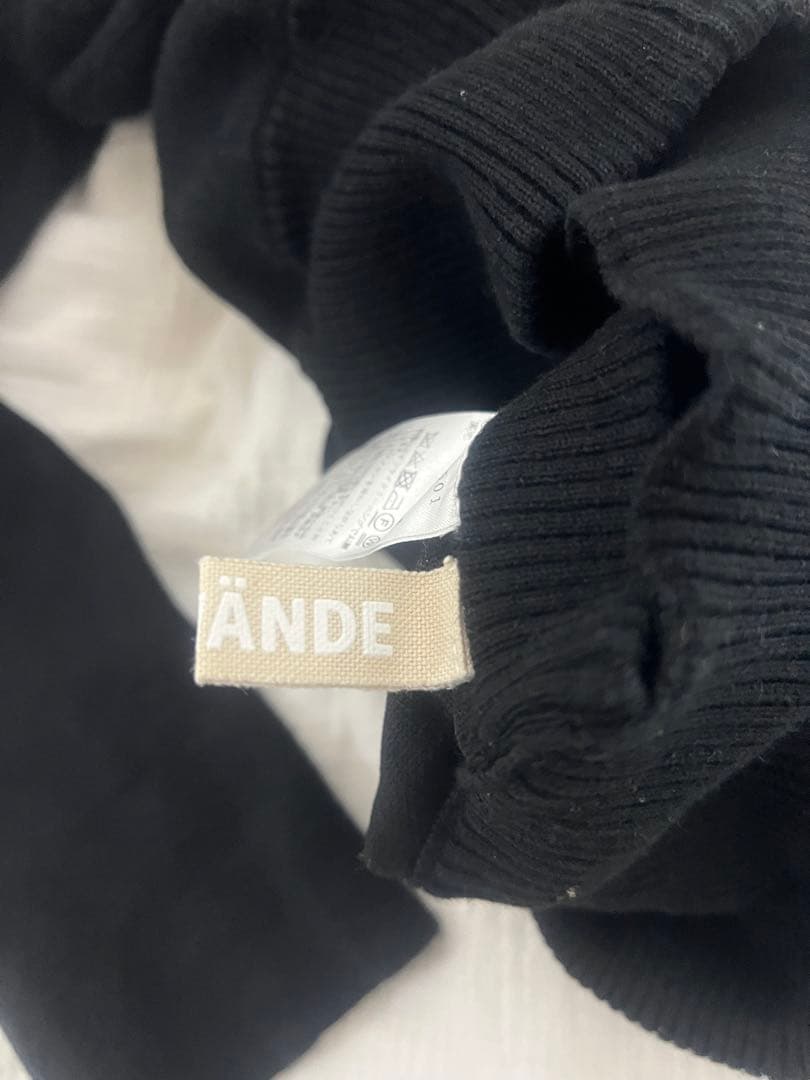 LEINWANDE ストラップ付き　黒ニット　バックベルト