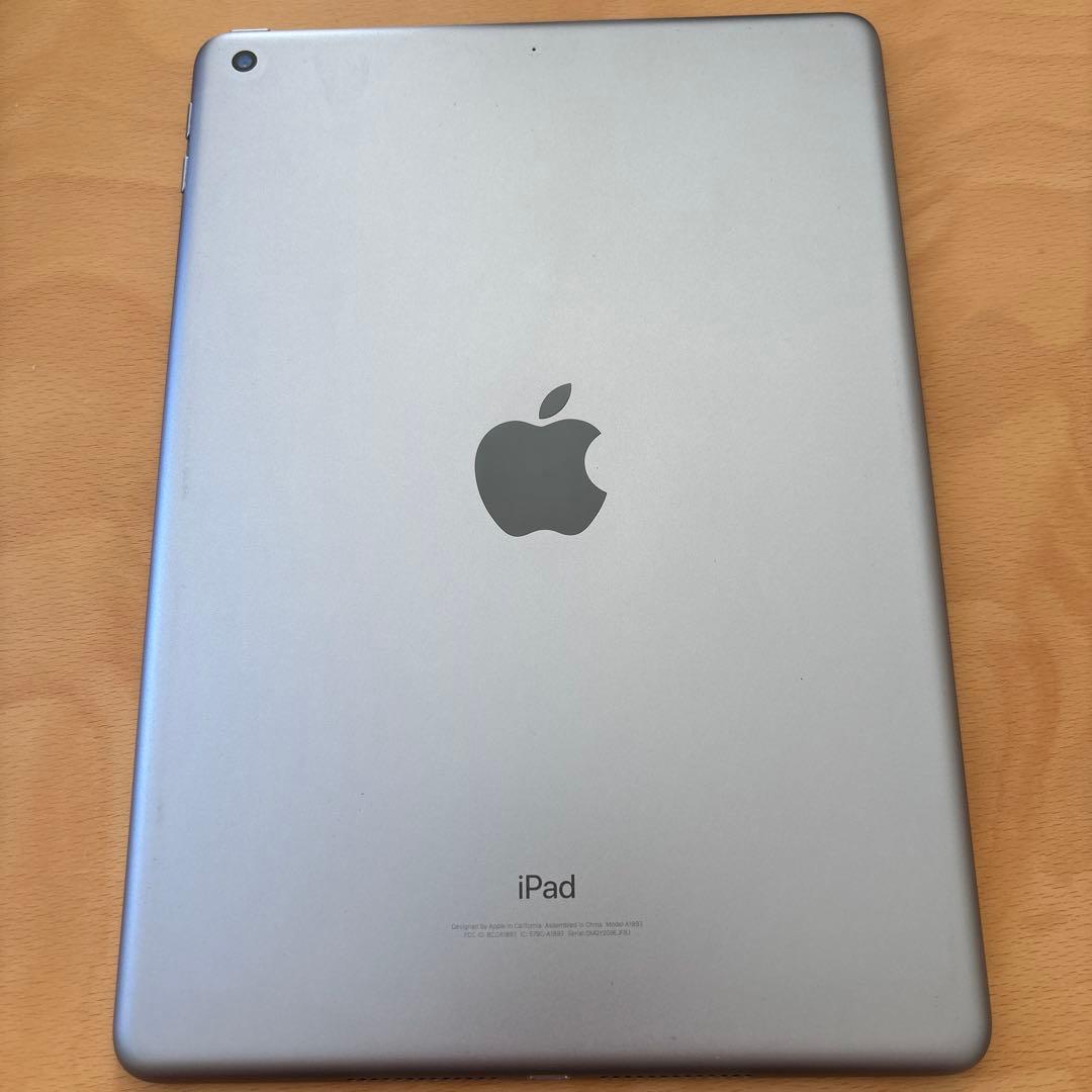 Apple iPad 第6世代シルバー　32GB