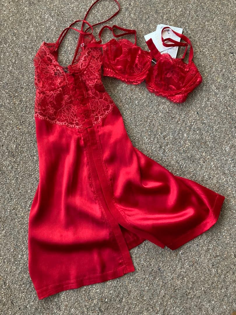 希少ラペルラ　シルクスリップ　レッド