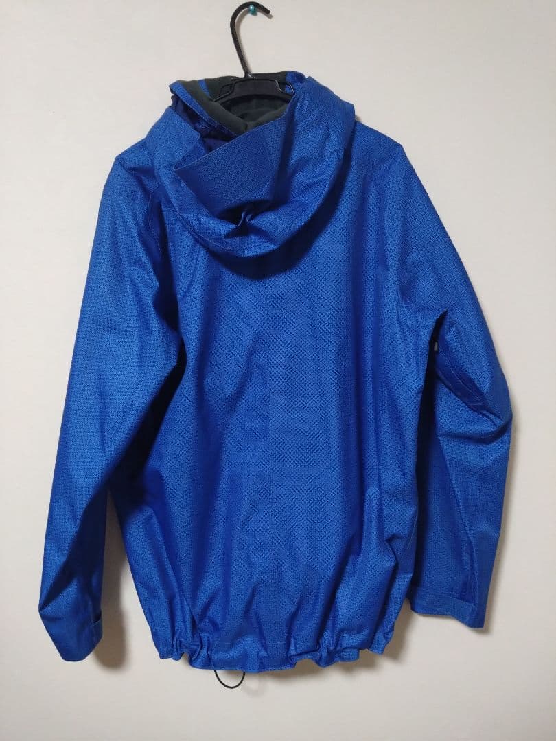 青いフード付きジャケット