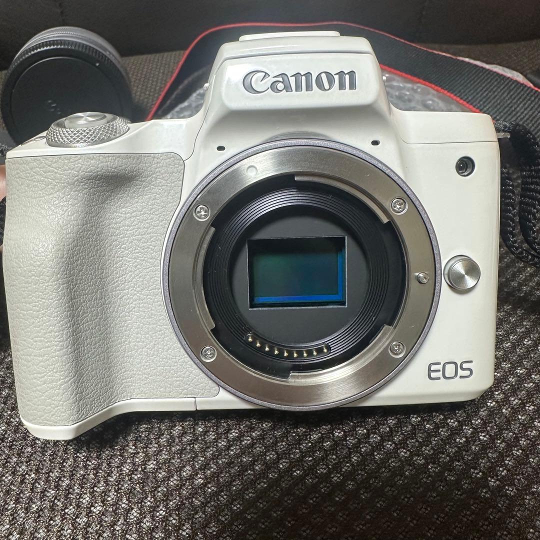 【匿名配送】Canon EOS Kiss M ホワイト 15-45mmレンズ