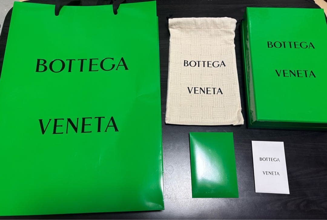 ボッテガヴェネタ　イントレチャート　ジップアラウンドウォレット　レザー