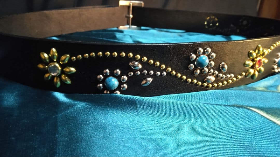 栃木レザー　ツタ&フラワースタッズベルト　ブラック　ニッケル&ブラス