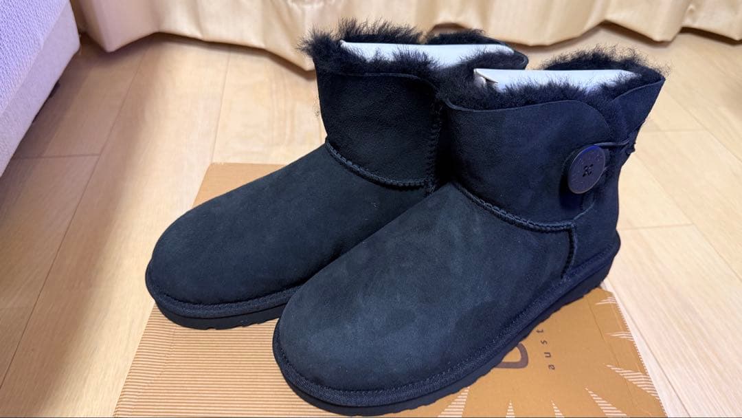 新品　UGG W MINI BAILEY BUTTON 3352 W / BLK