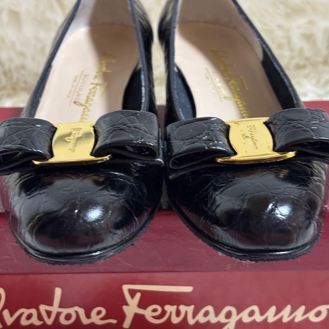 【美品】フェラガモ パンプス　ヴァラ　リボン　型押し　黒　6C