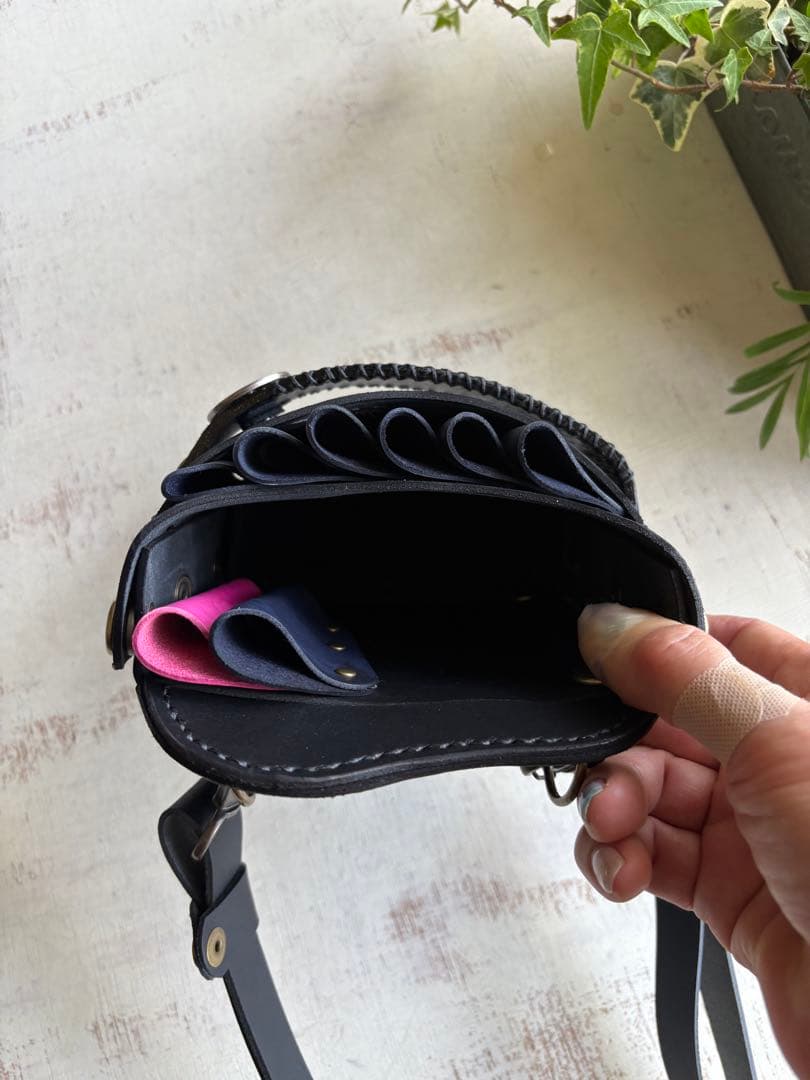 牛革ブラック、パイソンプリントの大容量シザーケース