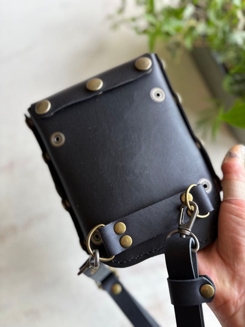 牛革ブラック、パイソンプリントの大容量シザーケース