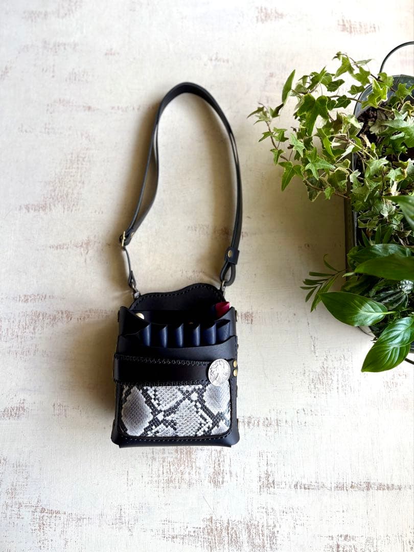 牛革ブラック、パイソンプリントの大容量シザーケース