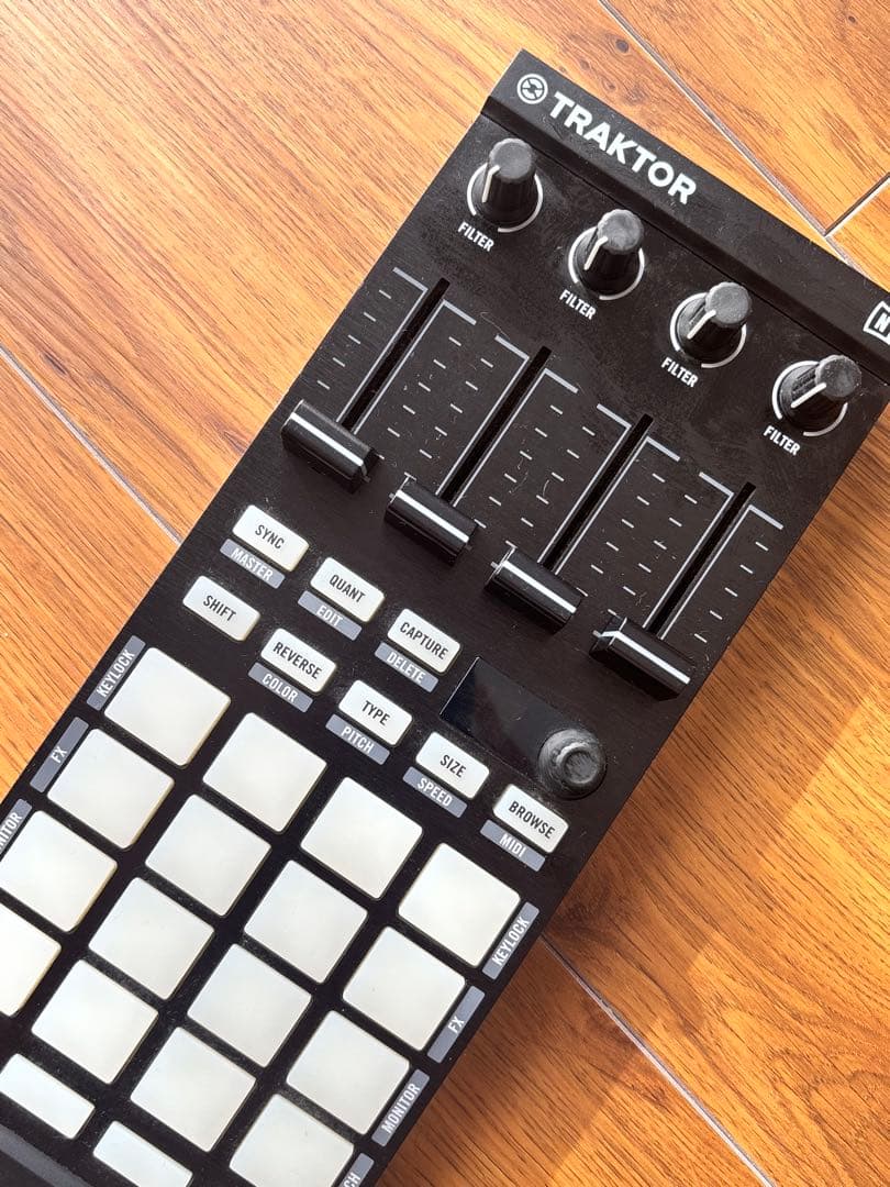 TRAKTOR KONTROL F1 DJコントローラー