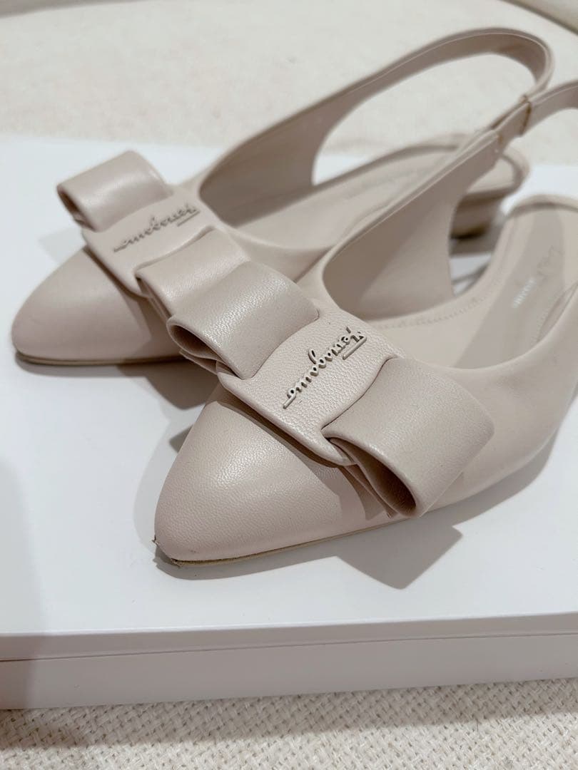 Salvatore Ferragamo ベージュ パンプス