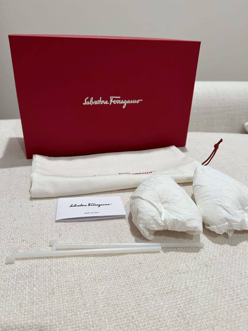 Salvatore Ferragamo ベージュ パンプス