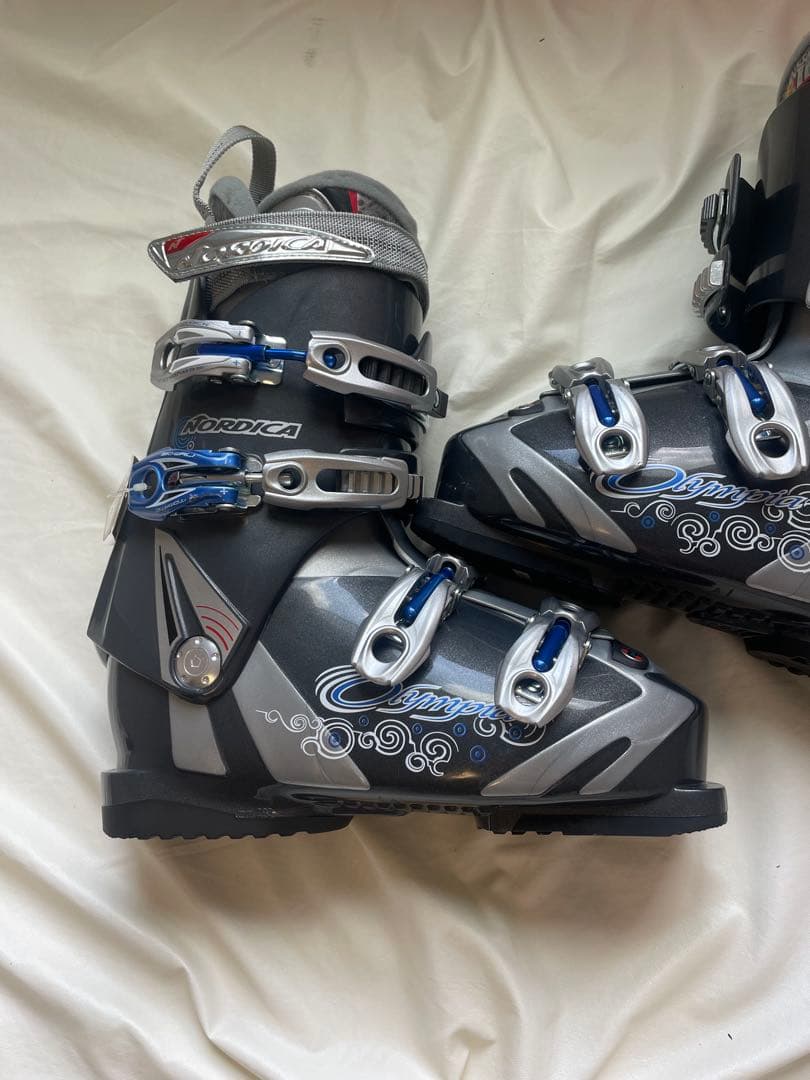 新品Nordica スキー用ブーツ 男女OKグレー/シルバー　タグ付き