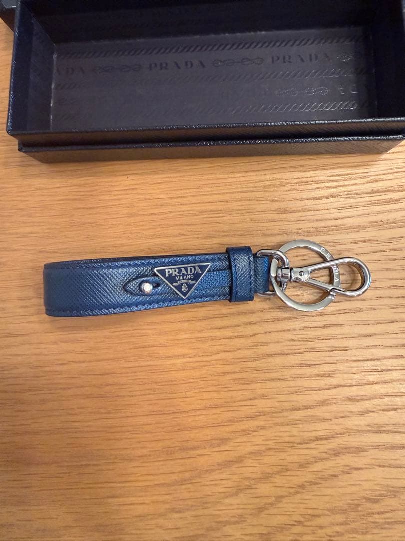 新品　早い者勝ち　PRADA プラダ　 キーホルダー　三角ロゴ　箱タグ付き