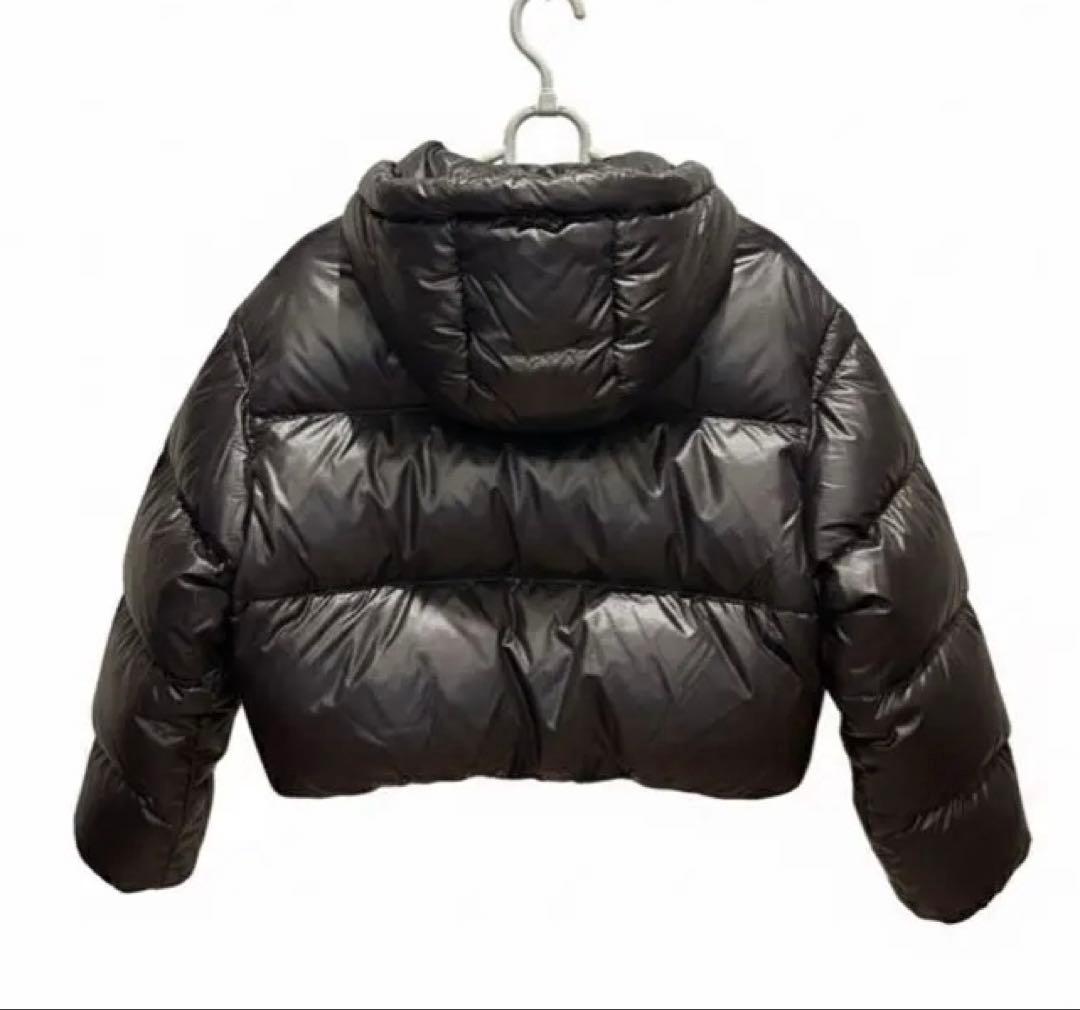 未使用に近い　PRADA クロップドダウンジャケット ブラック