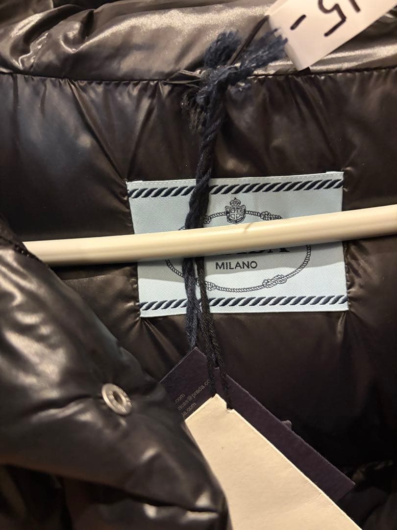 未使用に近い　PRADA クロップドダウンジャケット ブラック