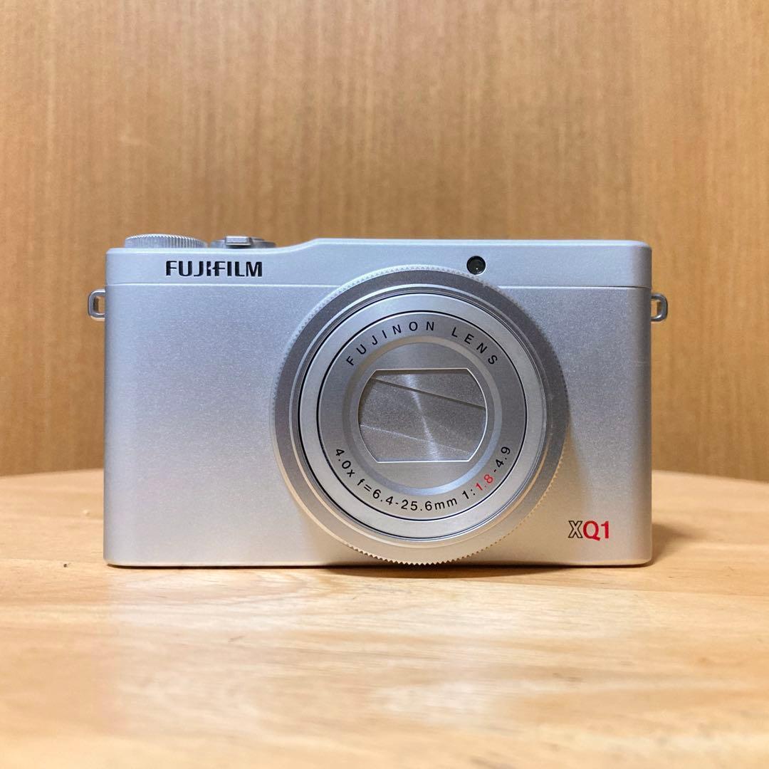 FUJIFILM XQ1 コンパクトデジタルカメラ シルバー　美品