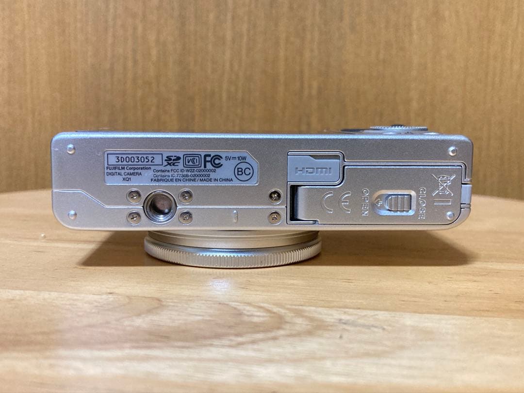 FUJIFILM XQ1 コンパクトデジタルカメラ シルバー　美品