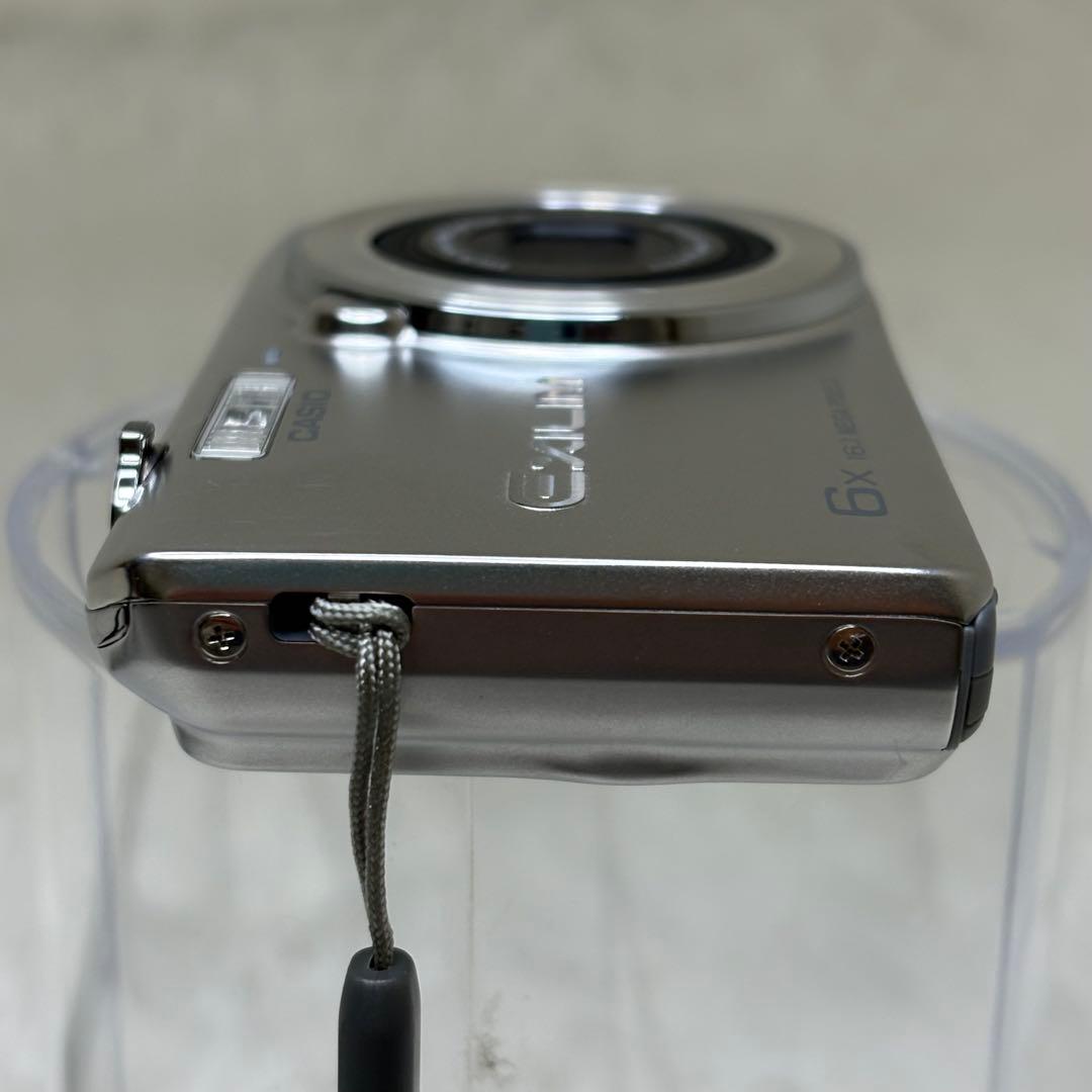 美品　CASIO カメラ　EX-Z770 充電器　箱　シルバー　コンデジ　動作品