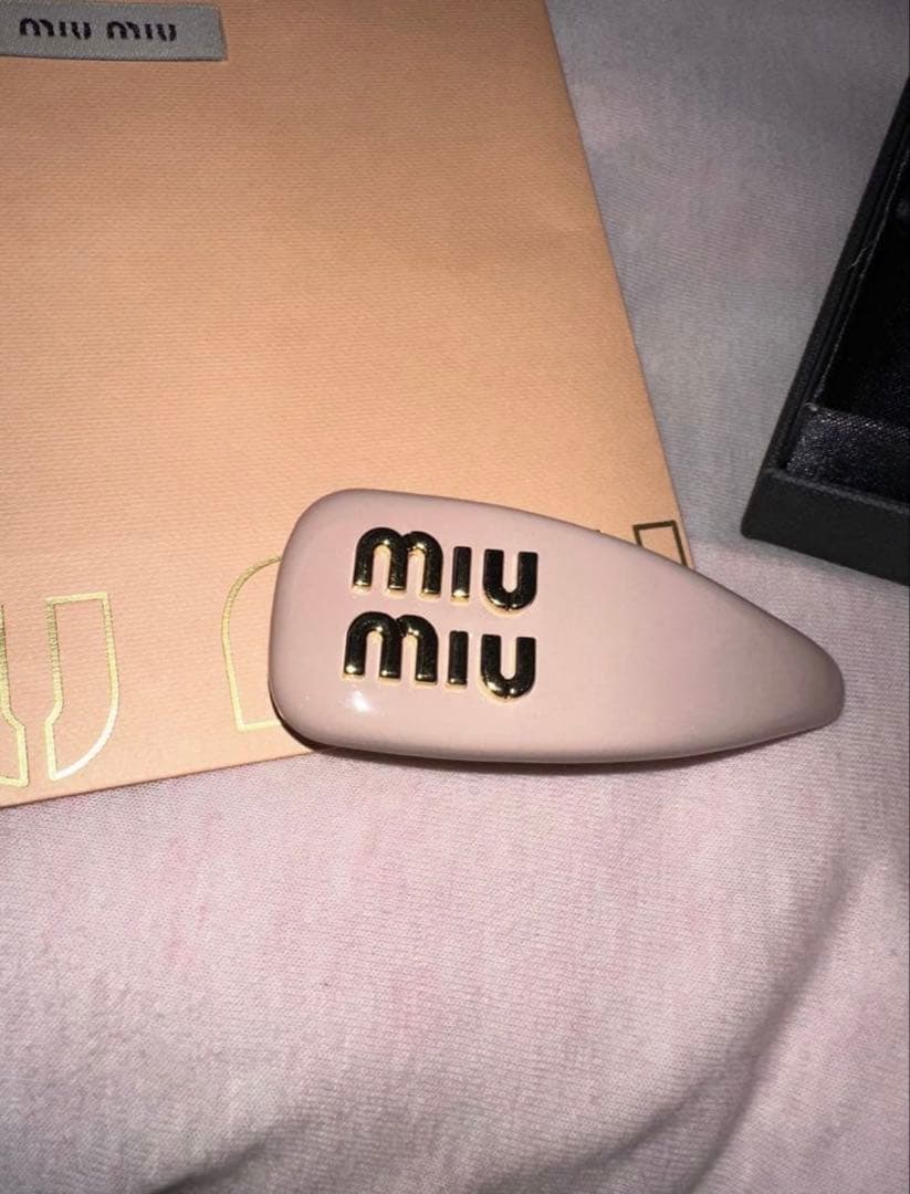 miu miu ロゴ入りヘアピン ピンク ミュウミュウ ヘアクリップ