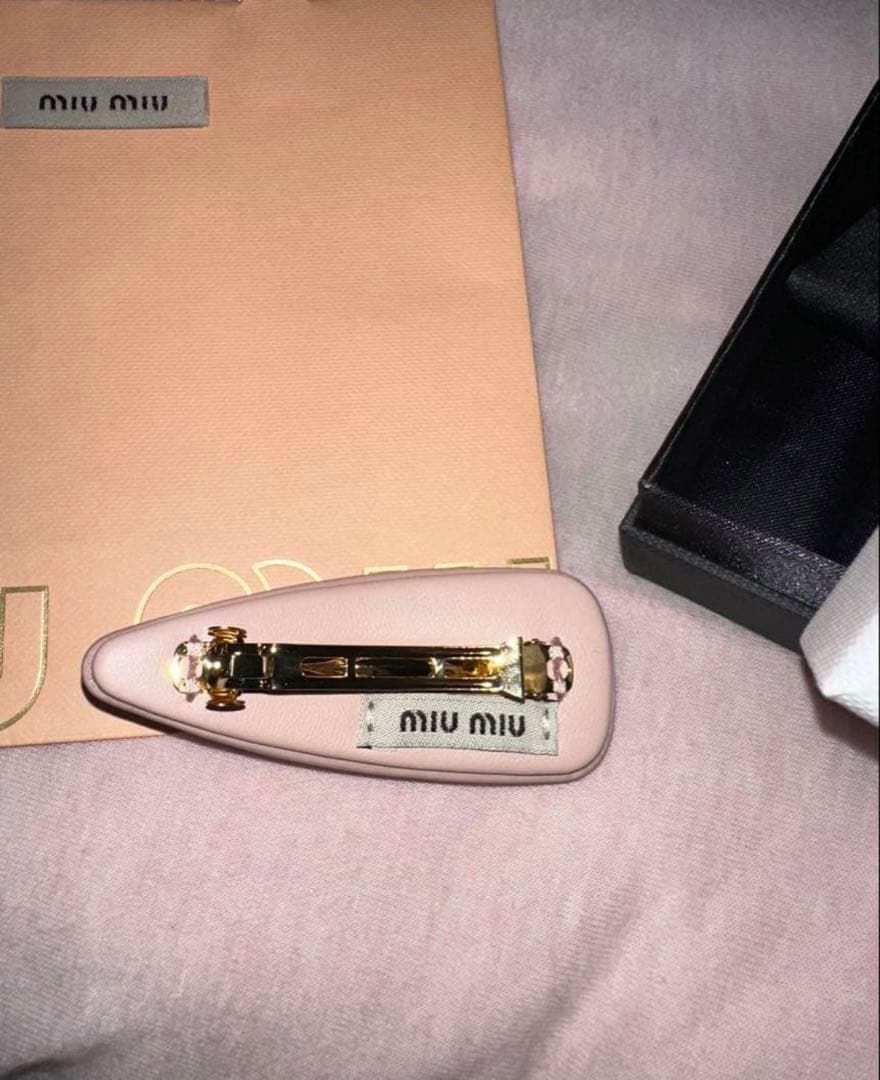 miu miu ロゴ入りヘアピン ピンク ミュウミュウ ヘアクリップ