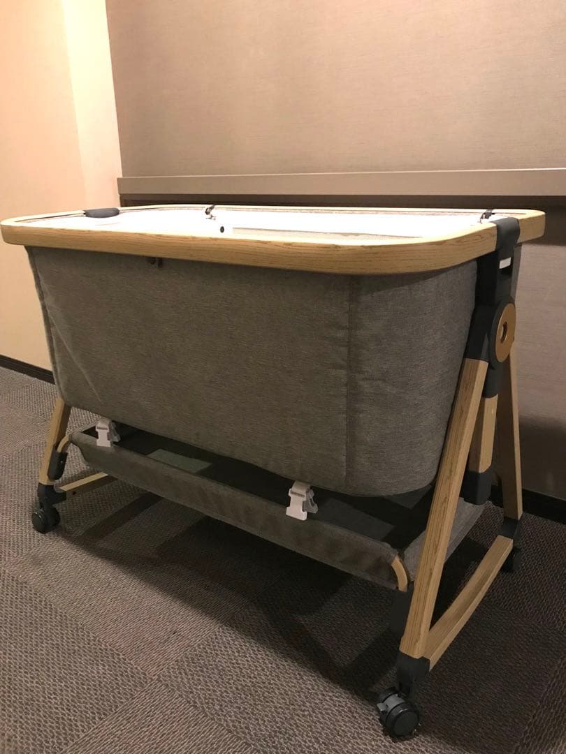 キャスター付き　ベビーベッド　グレー
