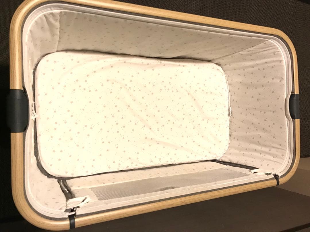 キャスター付き　ベビーベッド　グレー