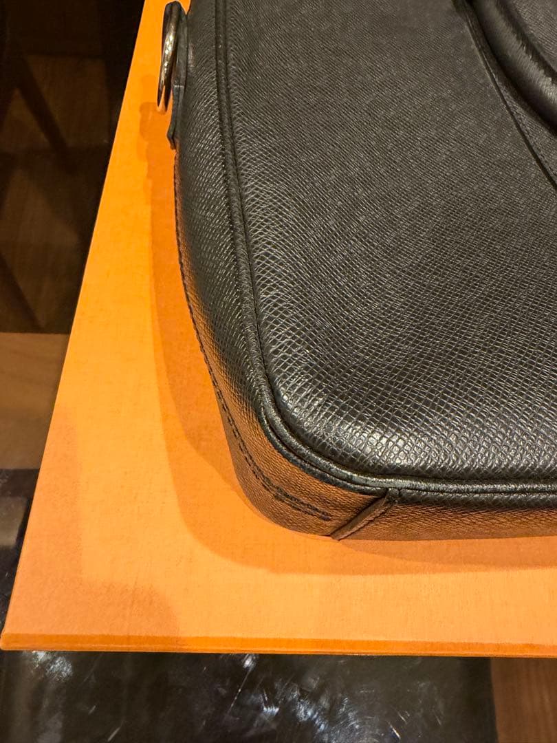 mobルイヴィトン タイガ　ポルト ドキュマン・ヴォワヤージュ　ブラック