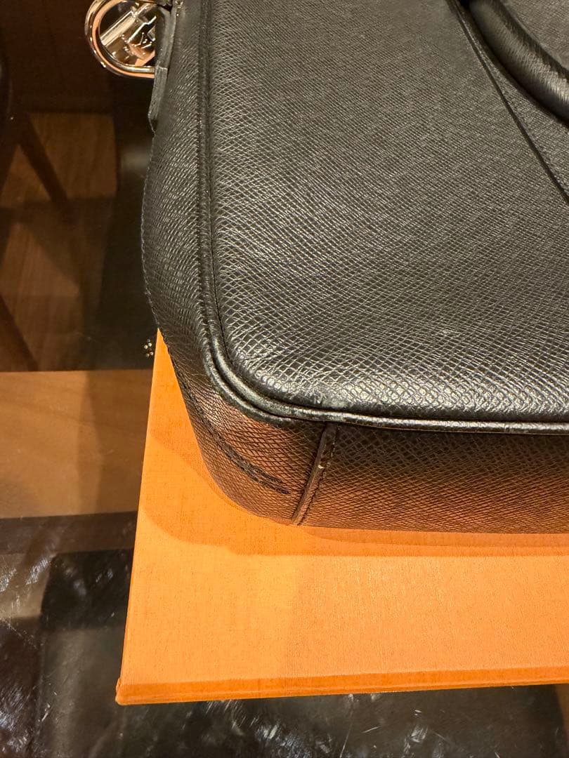 mobルイヴィトン タイガ　ポルト ドキュマン・ヴォワヤージュ　ブラック