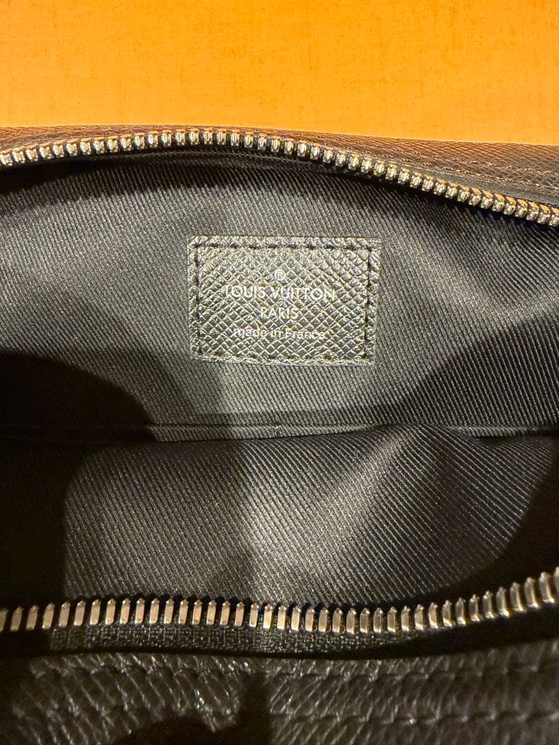 mobルイヴィトン タイガ　ポルト ドキュマン・ヴォワヤージュ　ブラック