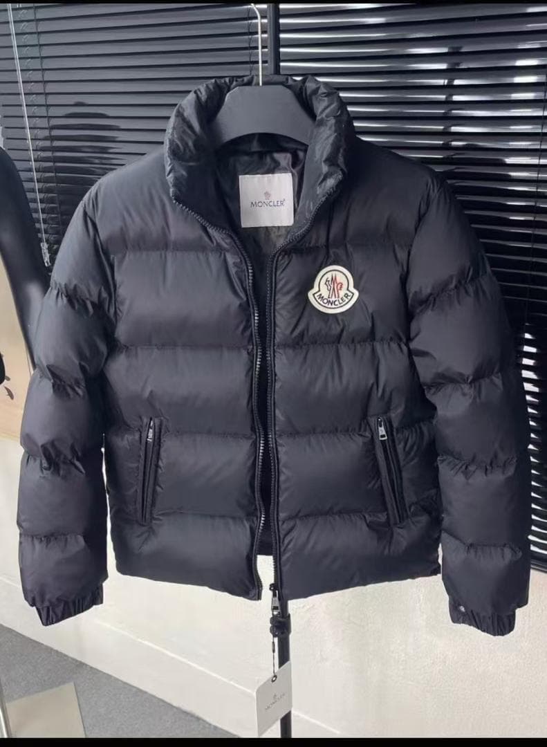 MONCLER 黒いダウンジャケット