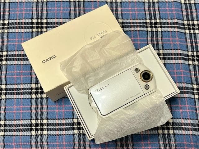 デジタルカメラ CASIO EXILIM EX-TR15WE