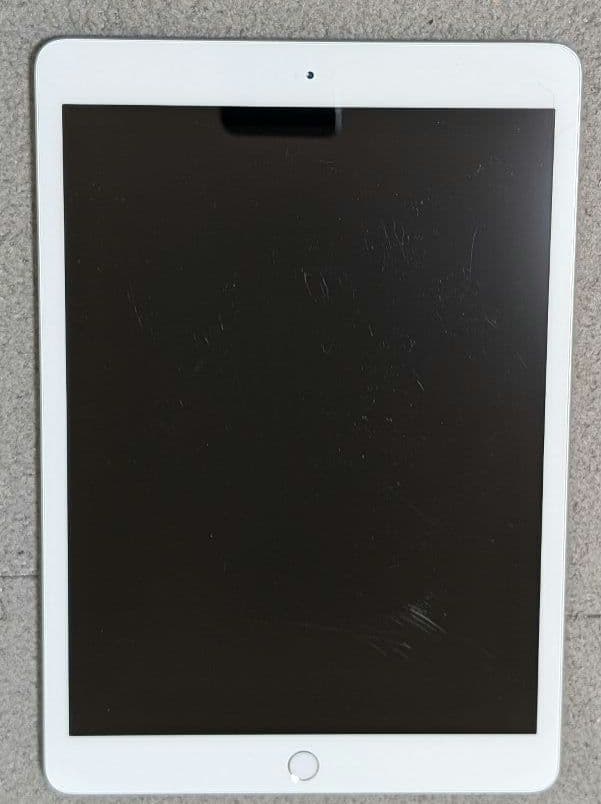 Apple iPad 第8世代 32GB Wi-FIモデルシルバー 本体