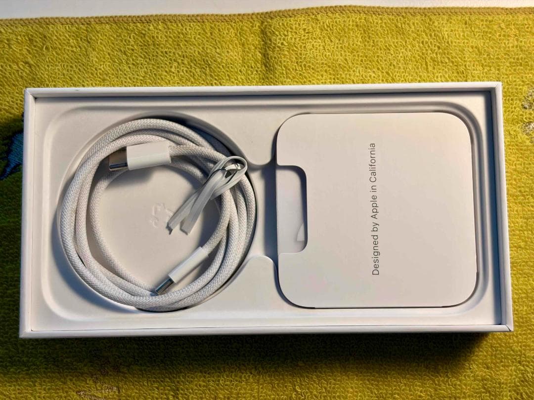 Apple iPhone15 256GB SIMフリー 黒 小傷あり 全体美品