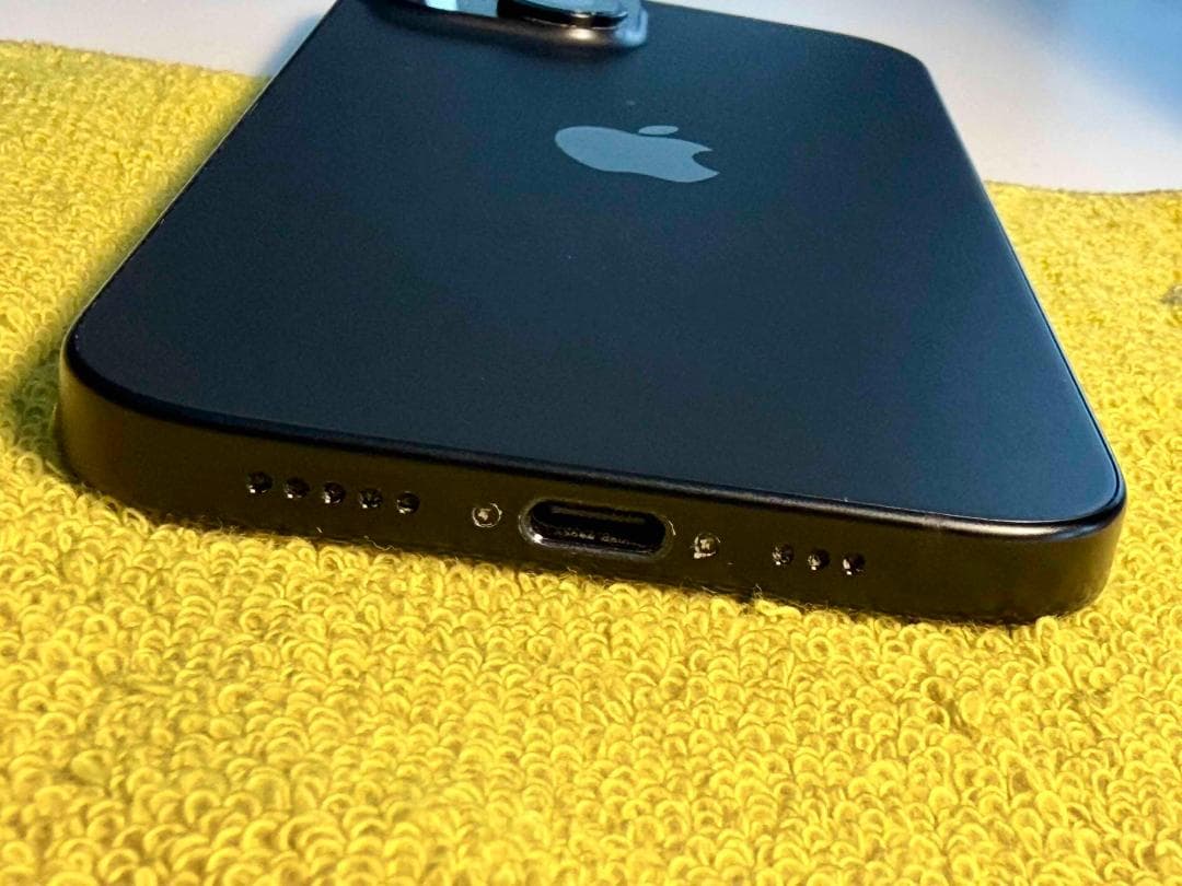 Apple iPhone15 256GB SIMフリー 黒 小傷あり 全体美品