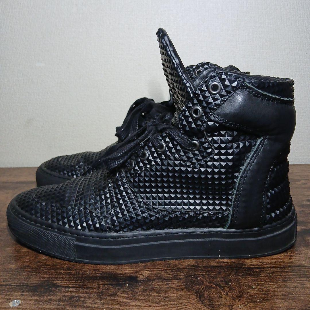 スタッズ付きブラックハイカットスニーカー