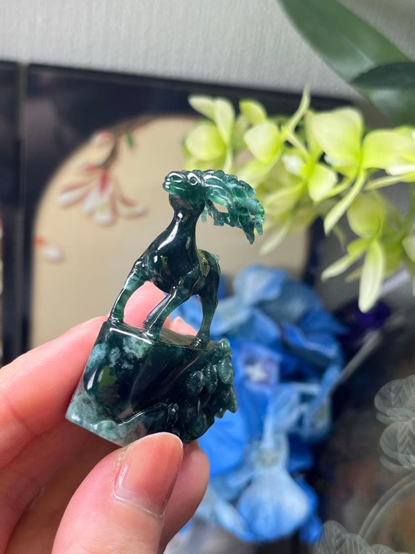 コレクション品❣️新入荷❣️天然A貨翡翠　原石刻み精巧なエゾシカ　鑑定書付き