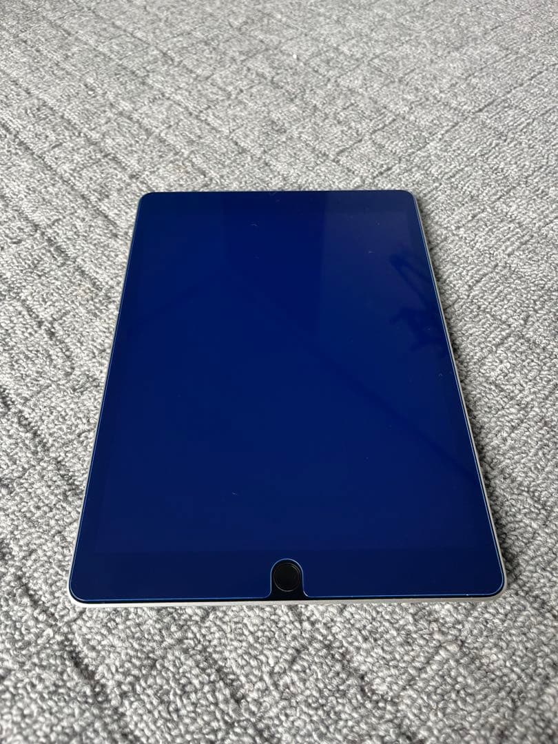 iPad（第9世代） Wi-Fi 64GB シルバー　カバー付けます。（おまけ）