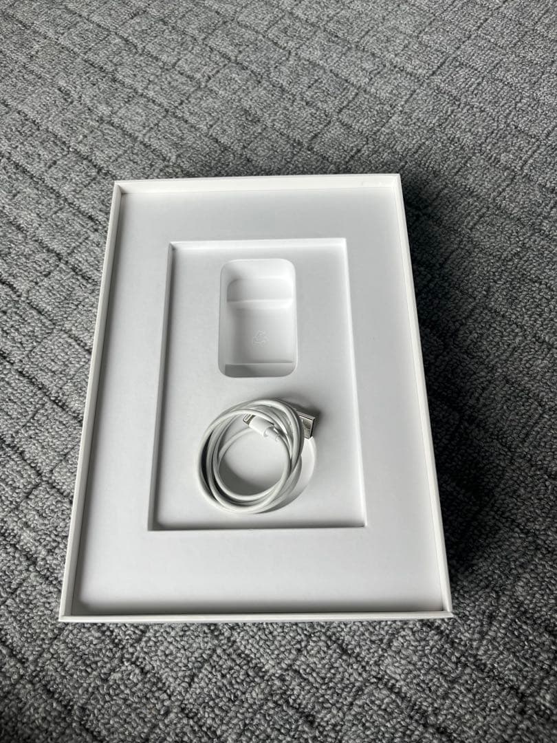 iPad（第9世代） Wi-Fi 64GB シルバー　カバー付けます。（おまけ）