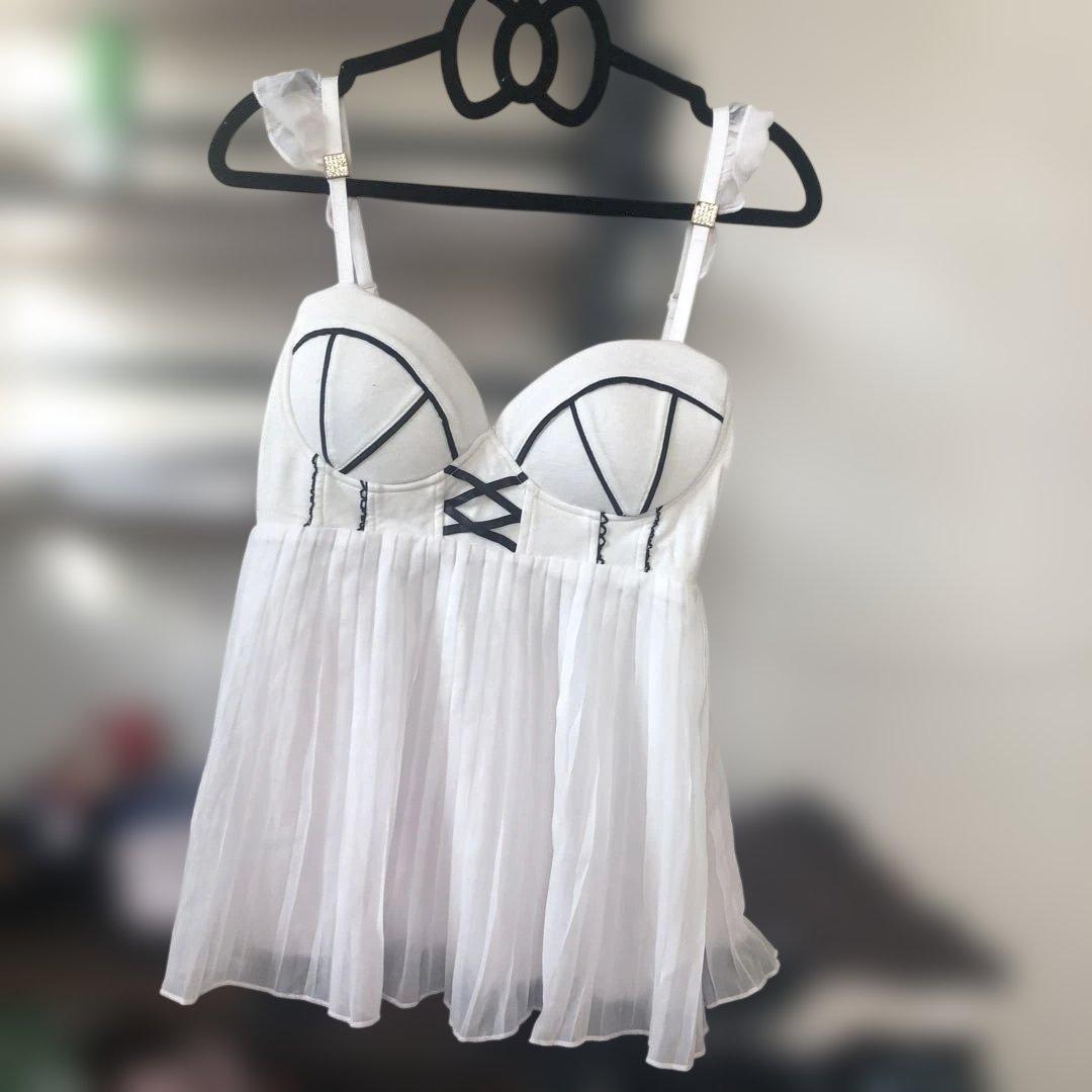 希少　ホワイト フリルビジュー付きキャミソール