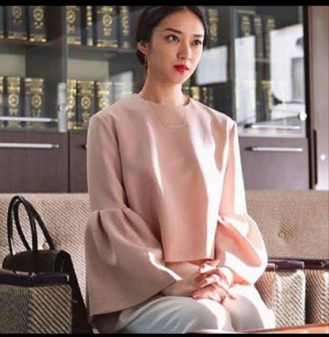 美品　YOKO CHAN 武井咲着用　ピンクベージュ フレアスリーブ トップス