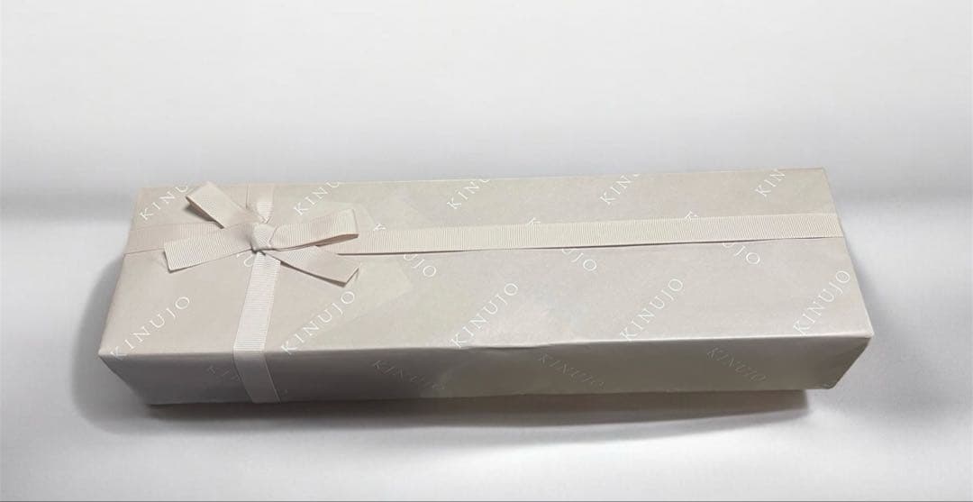 新品未開封 キヌージョ コテ カールアイロン 28mm 絹女 ギフト包装　白