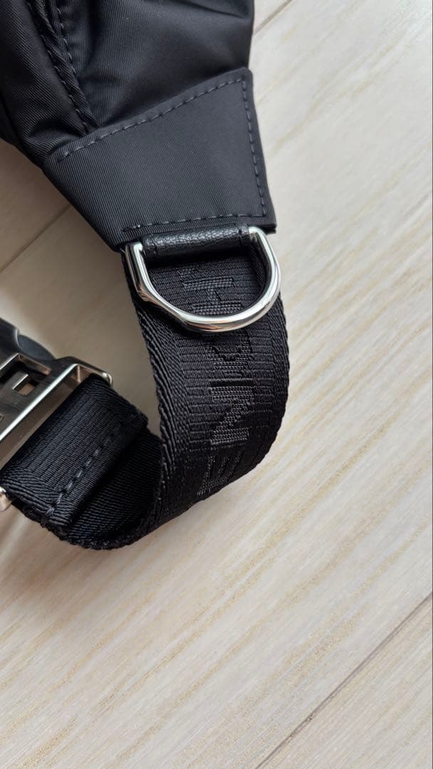 GIVENCHY エッセンシャル U ボディバッグ ブラック