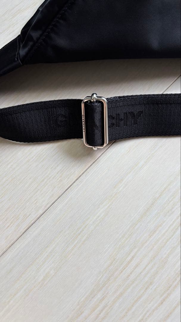 GIVENCHY エッセンシャル U ボディバッグ ブラック