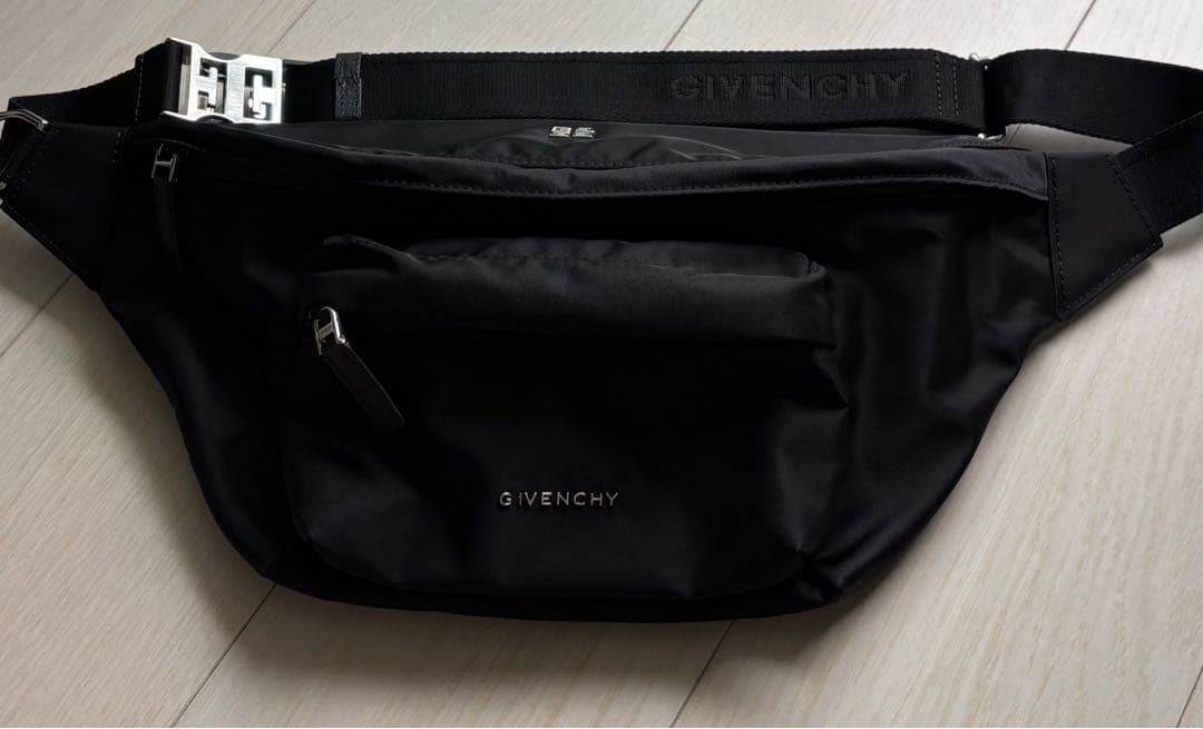 GIVENCHY エッセンシャル U ボディバッグ ブラック